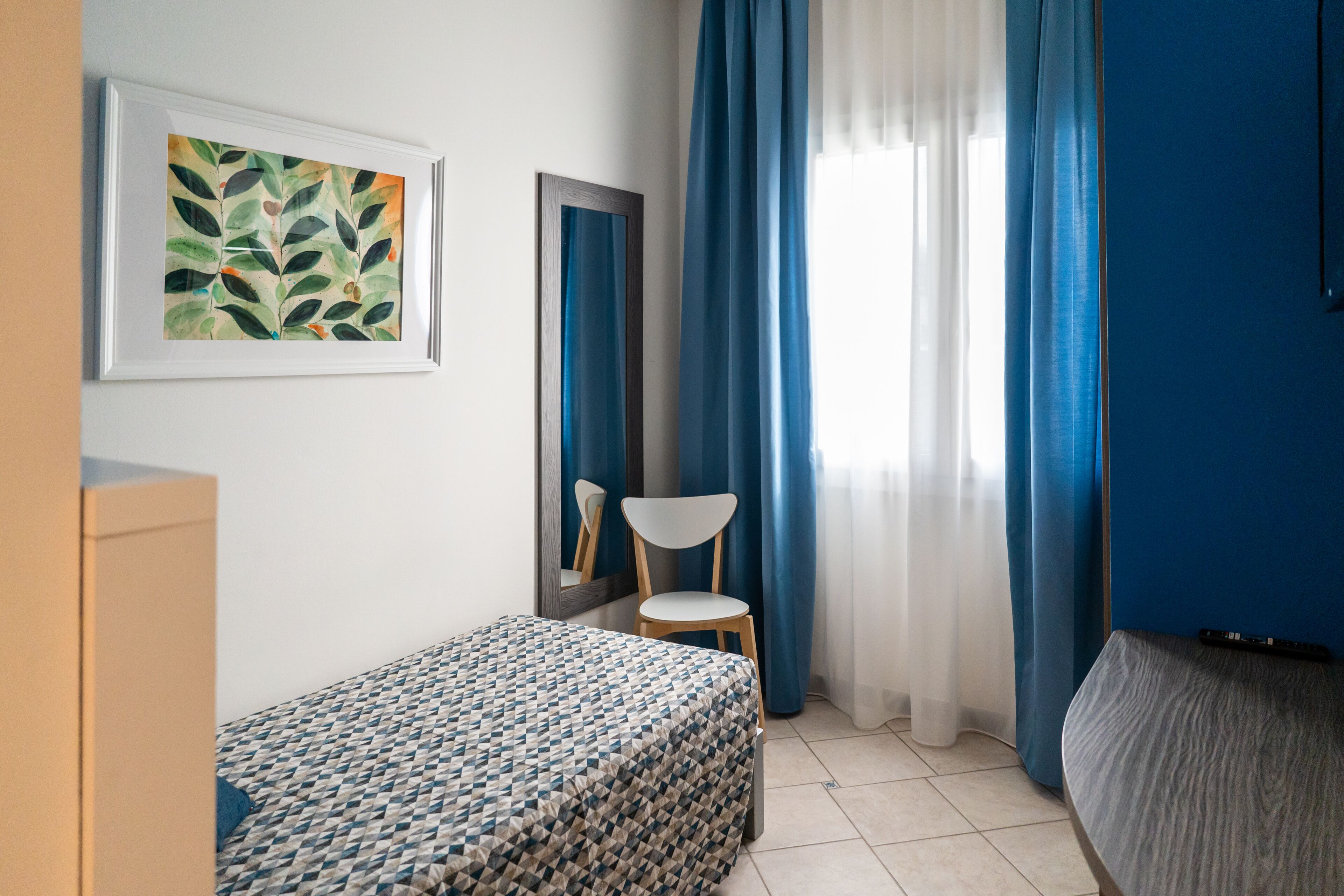 Enkeltrom | Dundyner, minibar, safe på rommet og skrivebord