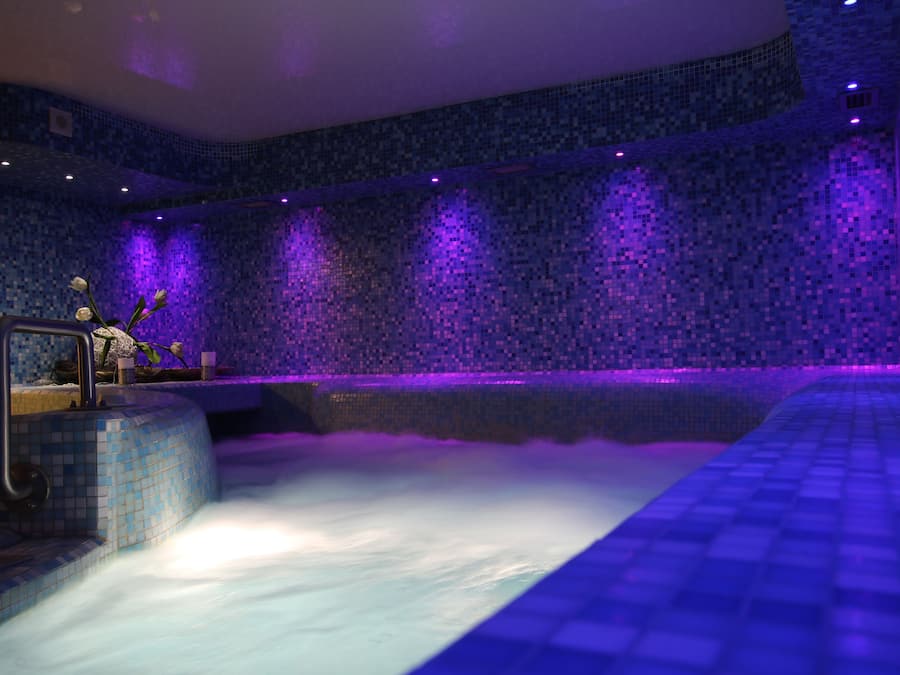 Bañera de hidromasaje cubierta