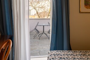 Enkeltrom – comfort, balkong | Dundyner, minibar, safe på rommet og skrivebord