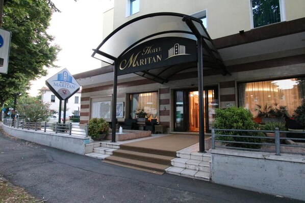 The exterior of Hotel Maritan with a modern entrance, a signboard, and a well-maintained outdoor area with steps leading to the entrance. - Maritan Hotel & Spa (Padova)