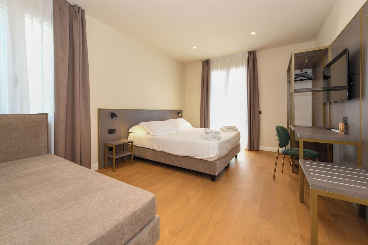 1 bedroom, hypo-allergenic bedding, down duvets, memory-foam beds