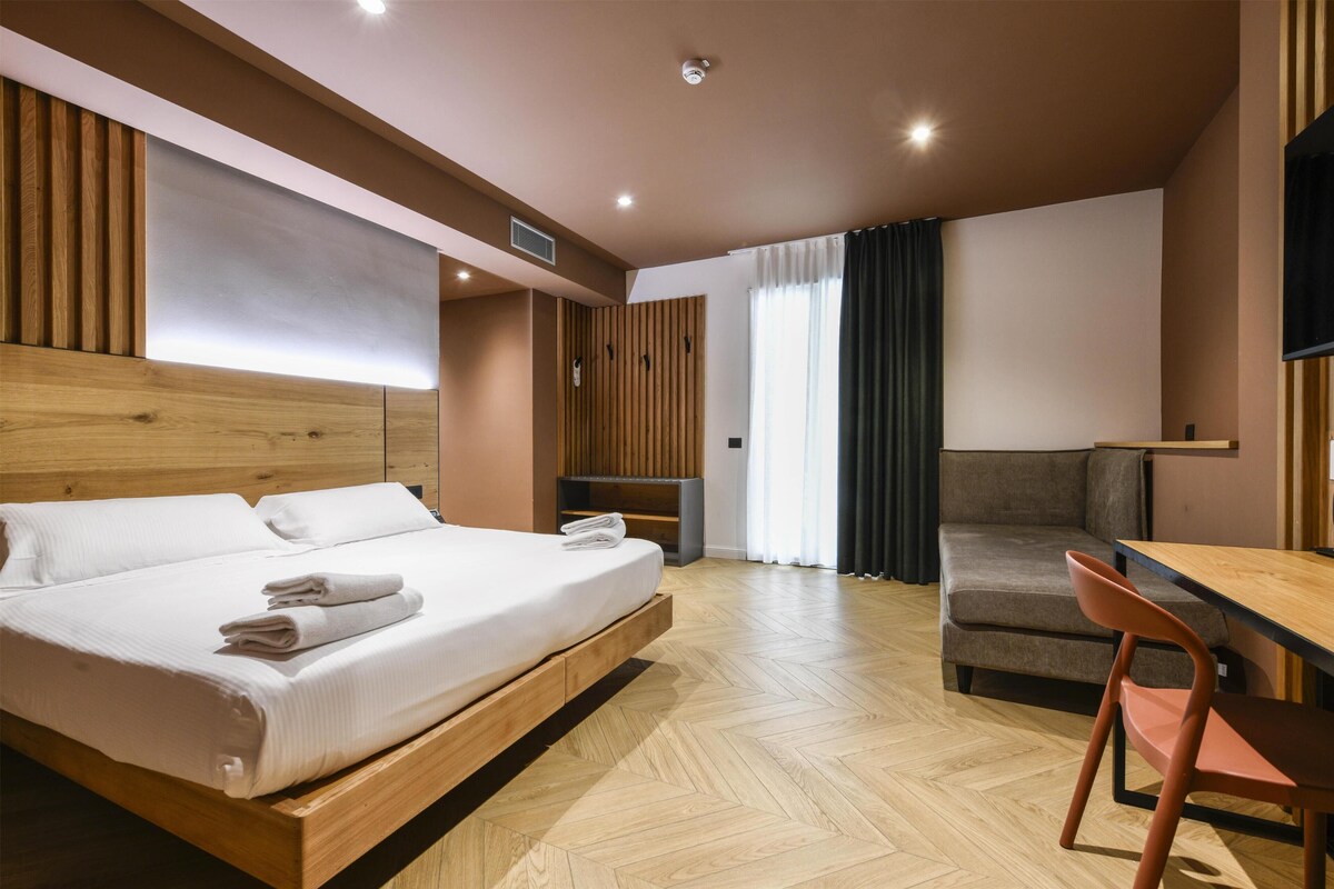 Comfort Room, Multiple Beds, Non Smoking, Patio (2 queen and 1 single bed)