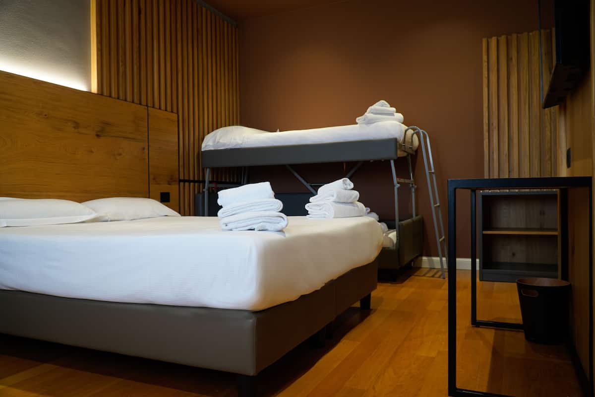 Quadrupla Premium con Divano Letto | 1 bedroom, hypo-allergenic bedding, down comforters, memory foam beds