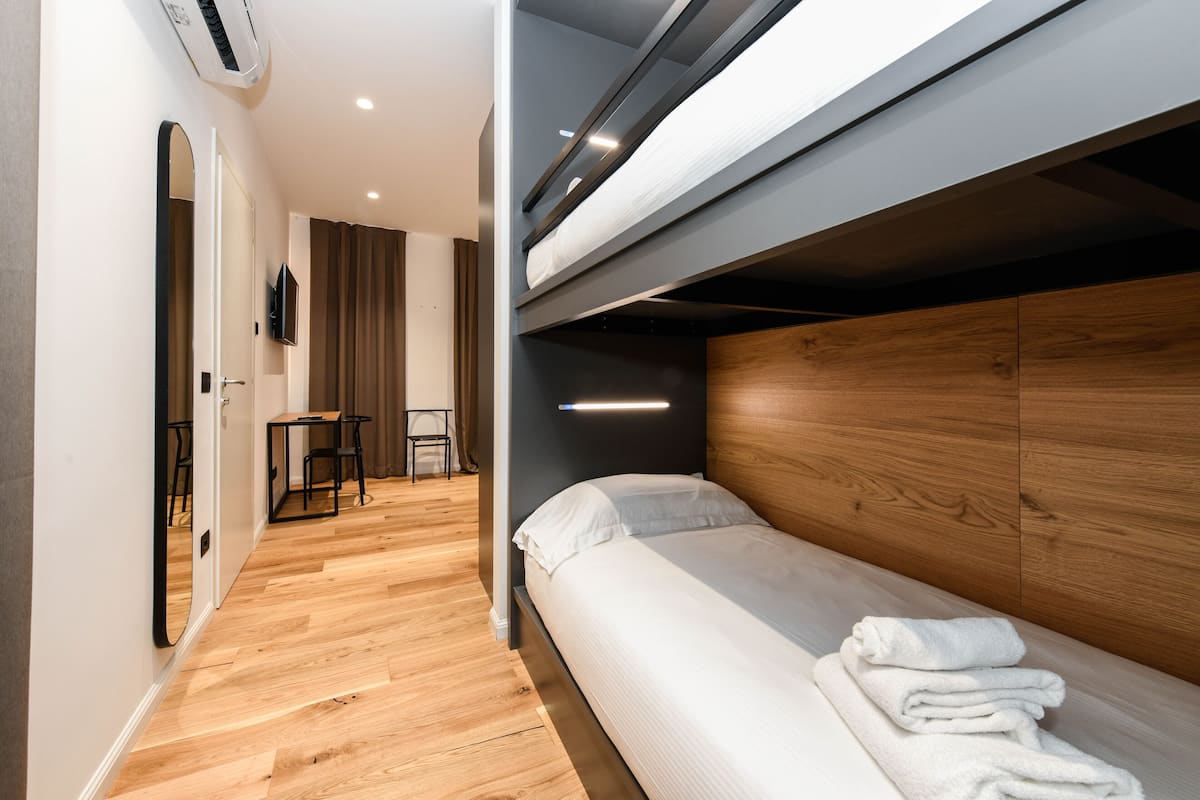 Comfort Quadruple Room | 1 bedroom, hypo-allergenic bedding, down comforters, memory foam beds