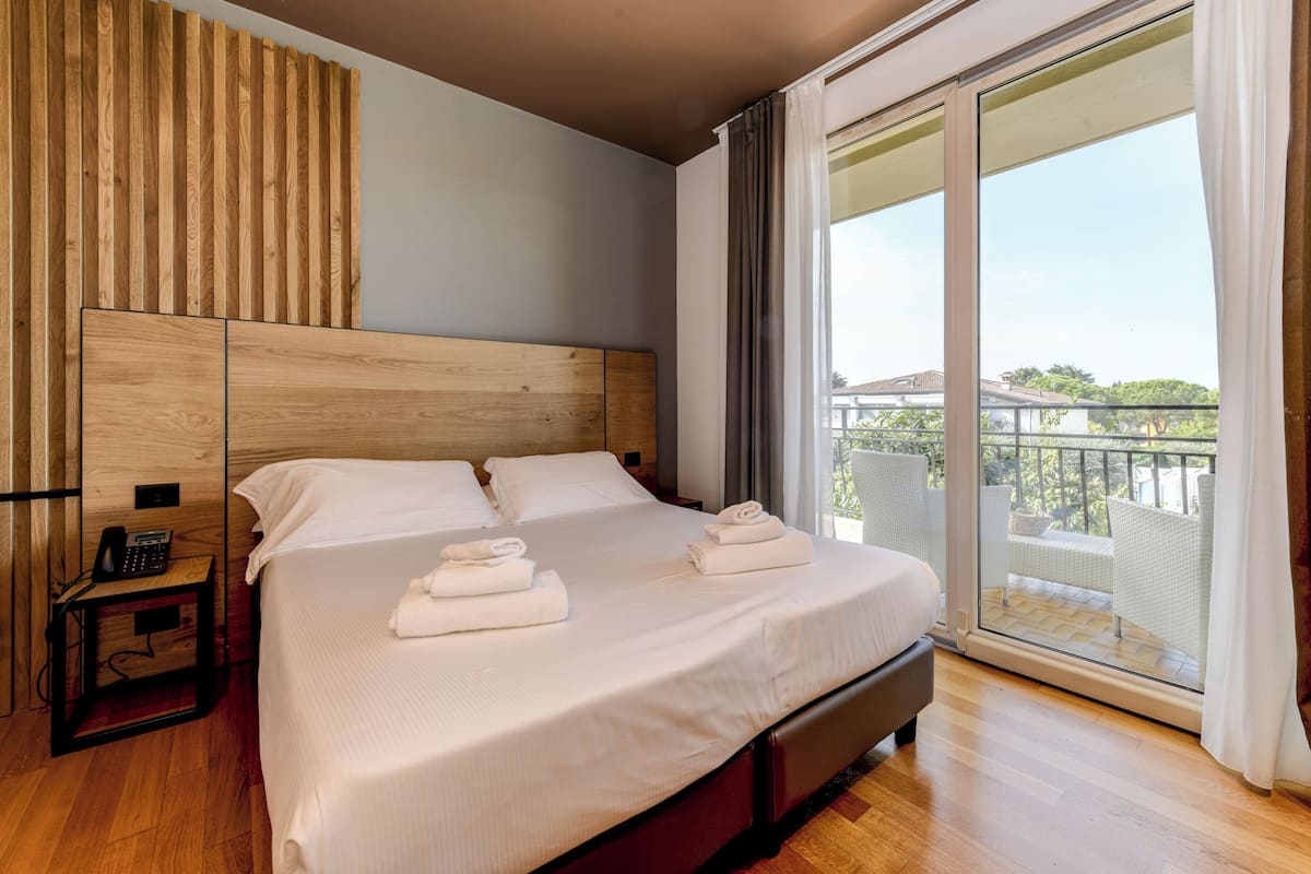 Suite Arya | 1 bedroom, hypo-allergenic bedding, down comforters, memory foam beds