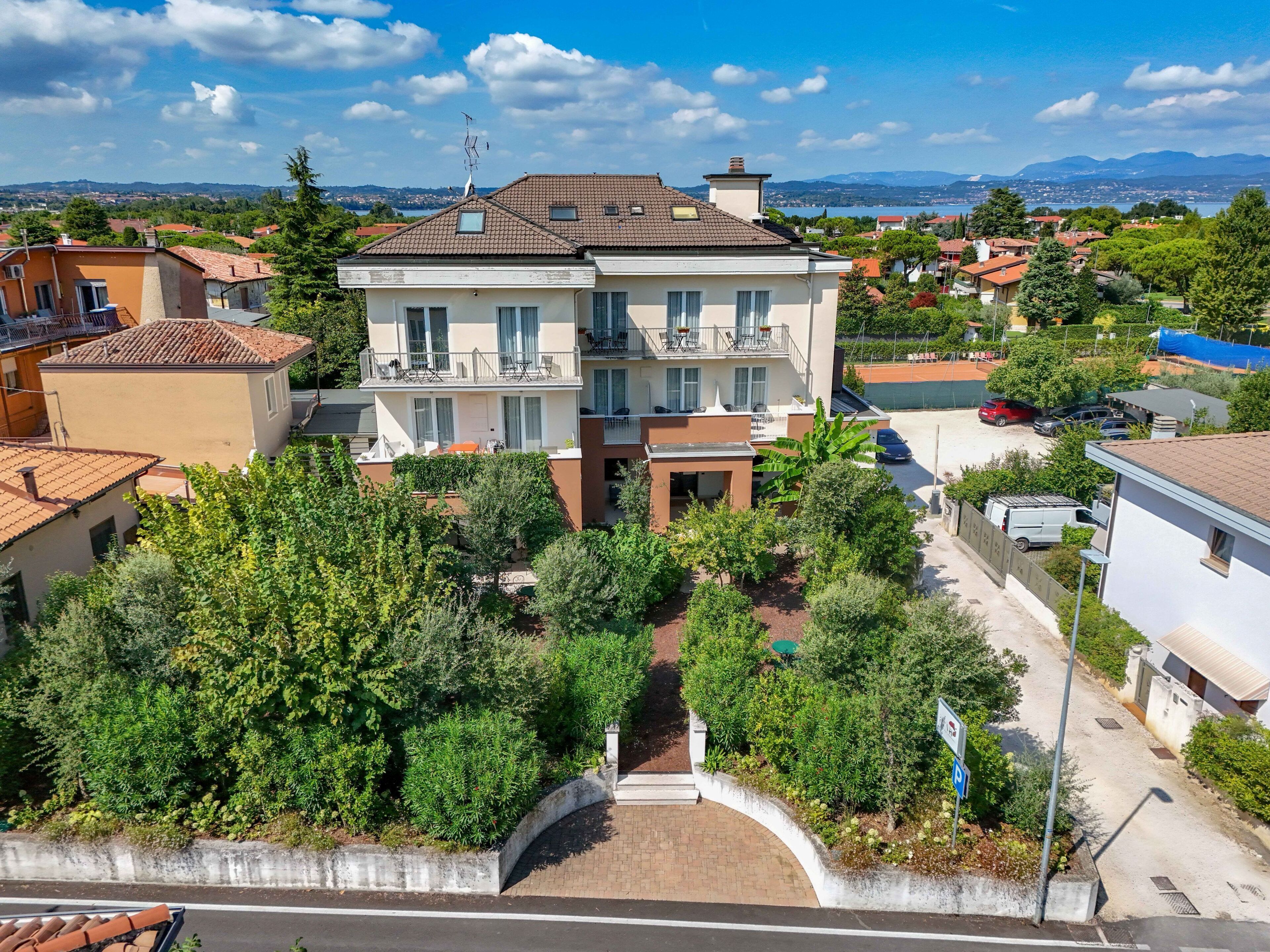 Vista frontal de la propiedad