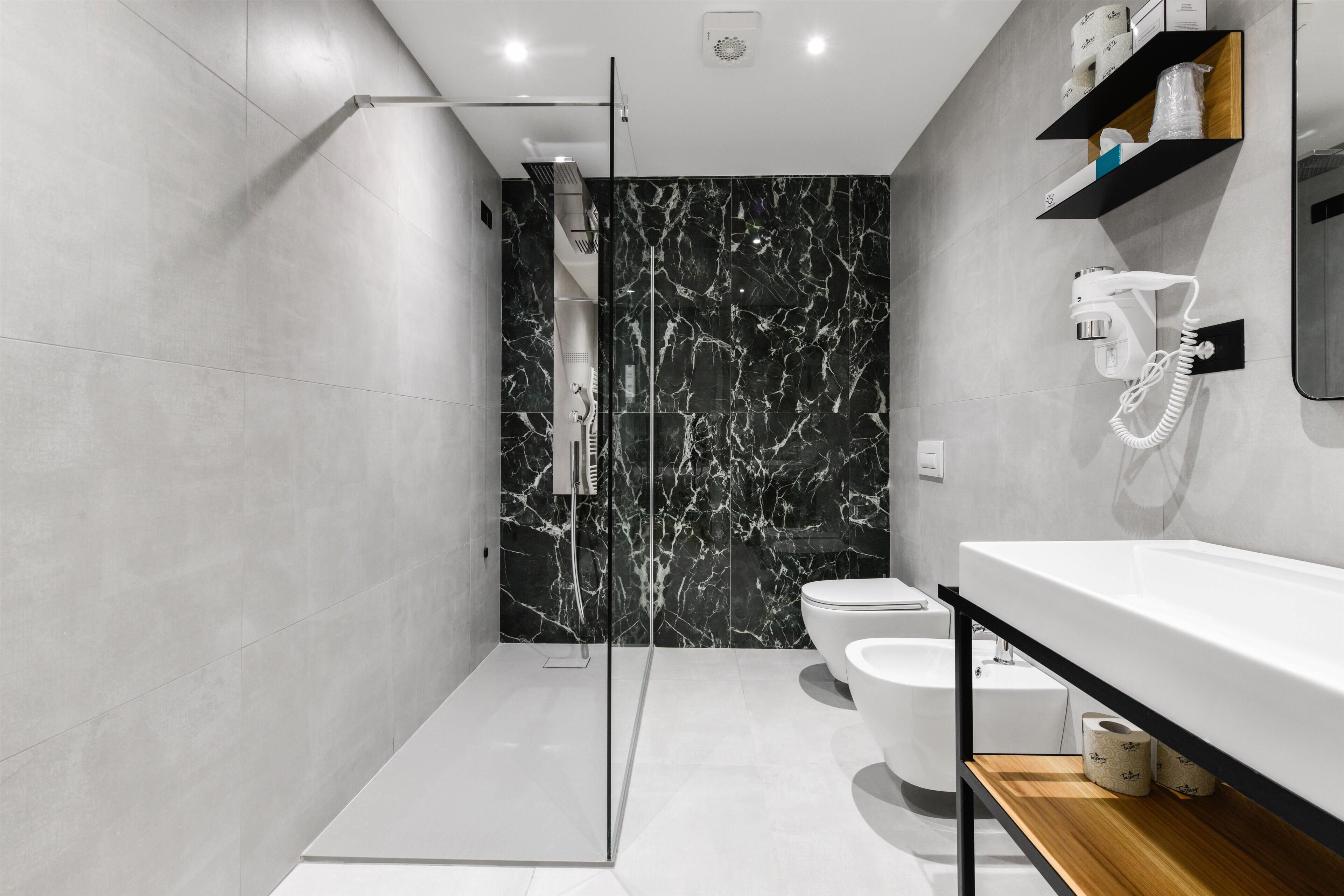 Artículos de tocador gratuitos, secador de pelo, bidet, toallas