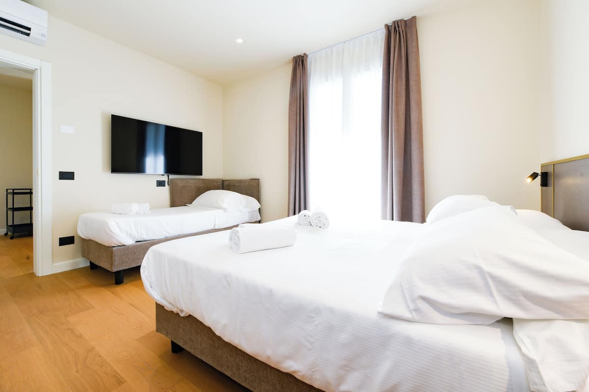 1 bedroom, hypo-allergenic bedding, down duvets, memory-foam beds