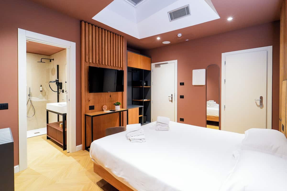 1 bedroom, hypo-allergenic bedding, down duvets, memory-foam beds