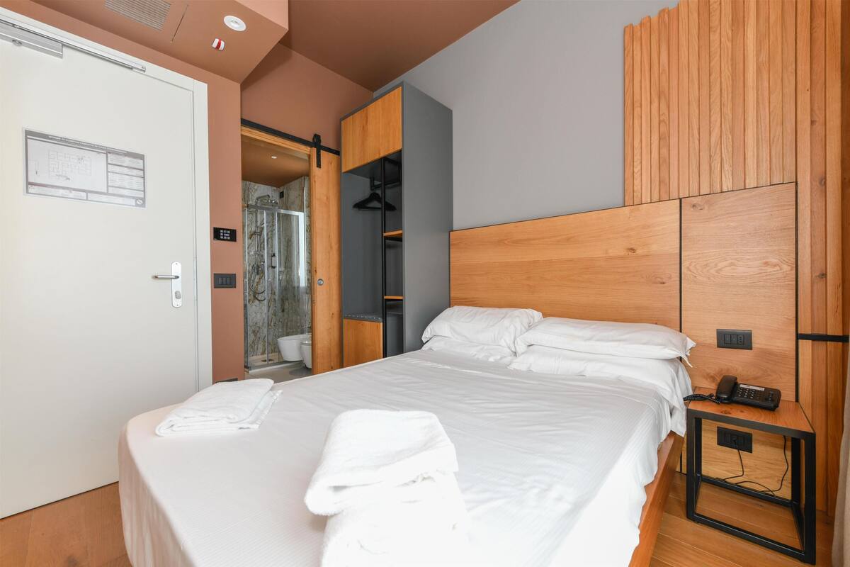 標準客房, 1 張標準雙人床, 非吸煙房 (Small Room;French Size Bed 140 Cm) | 防敏寢具、羽絨被、記憶棉床墊、房內夾萬