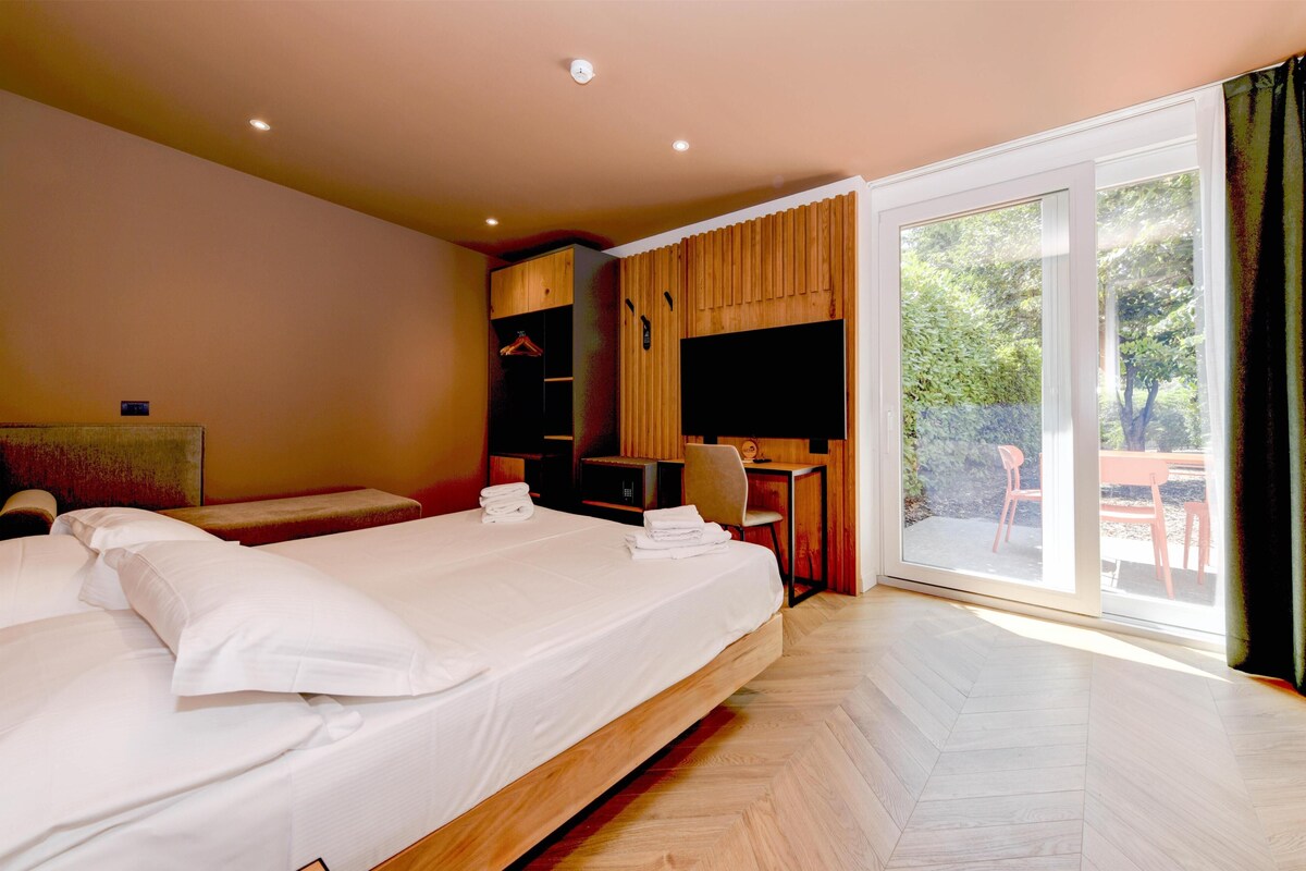 Superior Room, 1 Queen Bed, Patio, Garden View (Queen Superior with Patio Garden view)