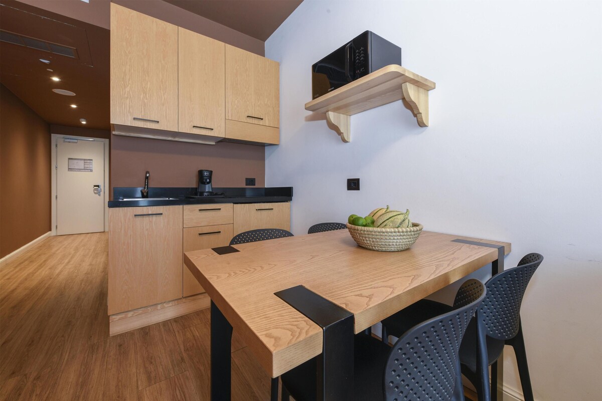 Family Suite, Multiple Beds, Non Smoking, Kitchenette (Family Queen Suite with Kitchenette)