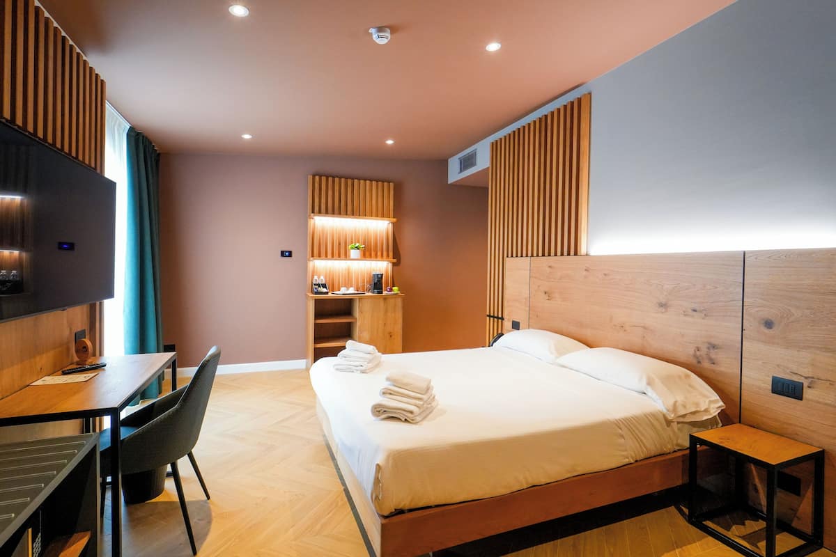 Premium Room, 1 Queen Bed, Patio, Garden View | 1 bedroom, hypo-allergenic bedding, down comforters, memory foam beds