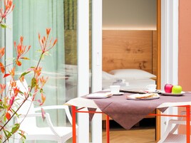 Premium Room, 1 Queen Bed, Patio, Garden View | Hypo-allergenic bedding, down comforters, memory foam beds, in-room safe