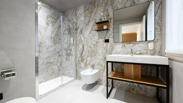 Superior Room, Balcony | Bathroom