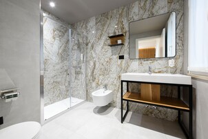 Camera Superior, balcone | Bagno | Set di cortesia gratuito, asciugacapelli, bidet, asciugamani