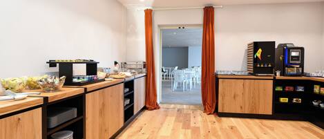 Una cocina moderna con armarios de madera, una cafetera y un microondas.