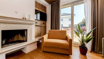 Suite, 1 Queen Bed, Non Smoking (with Two Single SofaBeds)