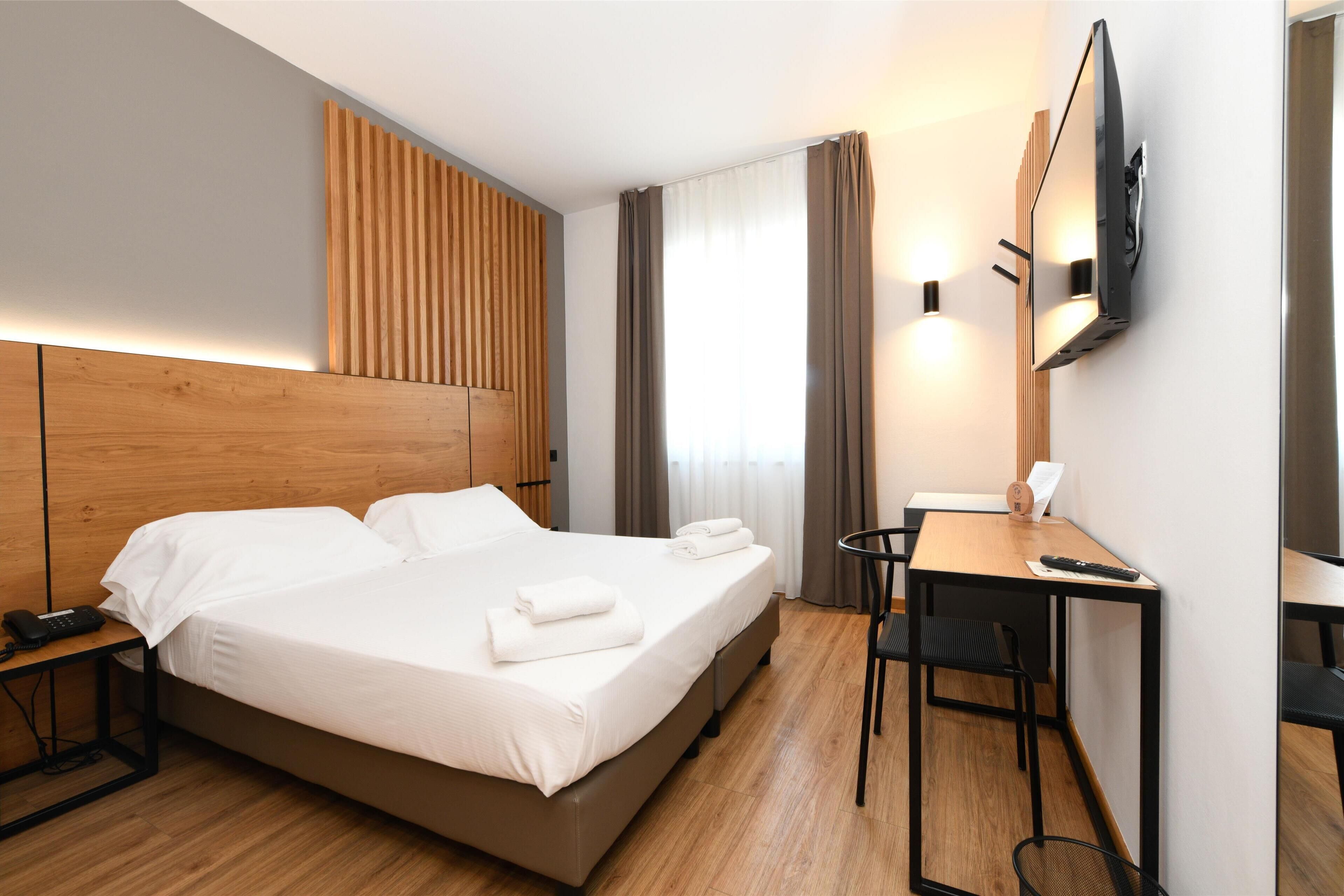 Comfort Room, 1 Queen Bed, Non Smoking | Hypo-allergenic bedding, down comforters, memory foam beds, in-room safe