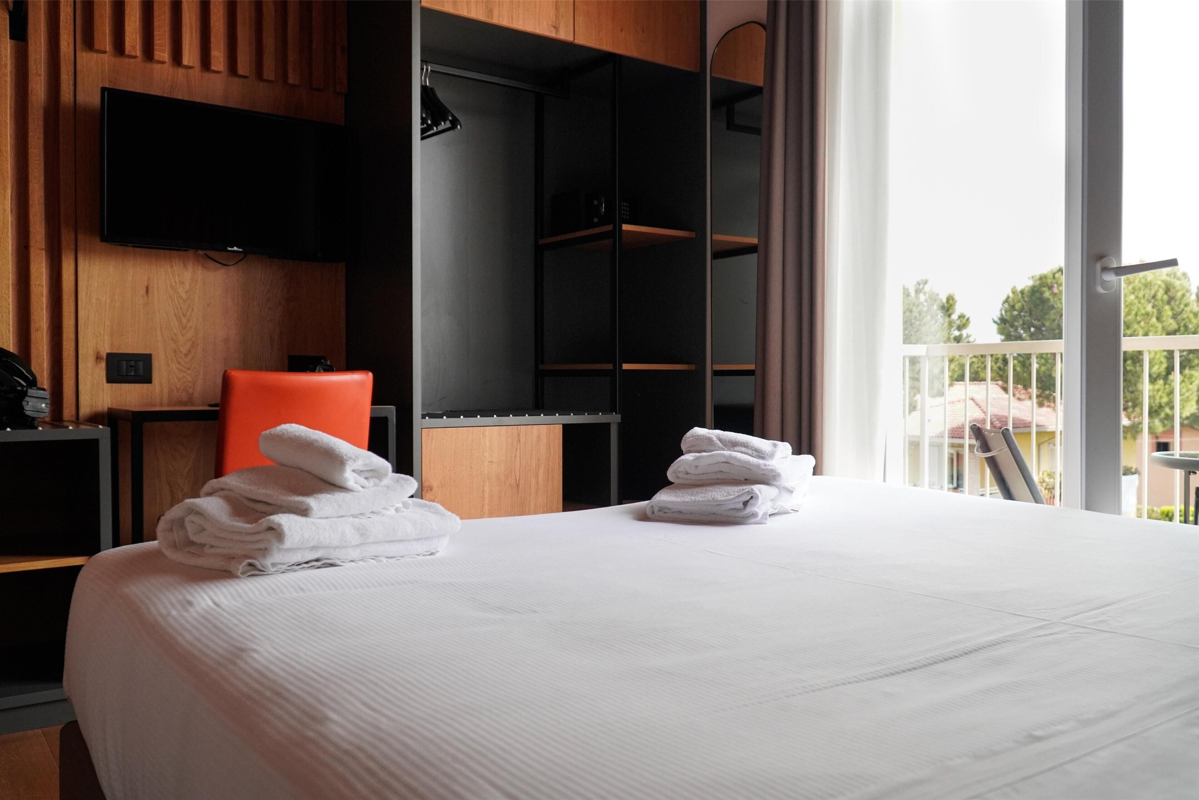 Comfort Room, 1 Queen Bed, Non Smoking (with Single Sofabed) | Hypo-allergenic bedding, down comforters, memory foam beds, in-room safe