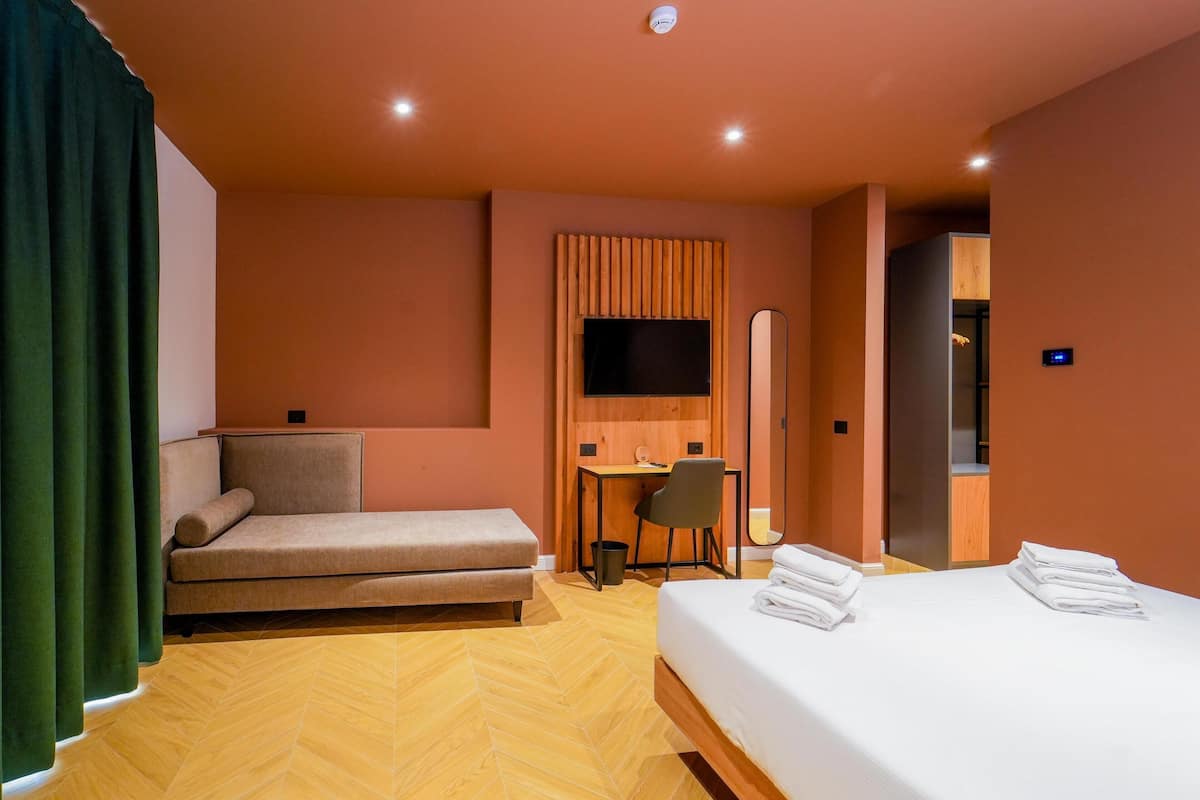 舒適客房, 多張床, 非吸煙房, 露台 (2 queen and 1 single bed) | 防敏寢具、羽絨被、記憶棉床墊、房內夾萬