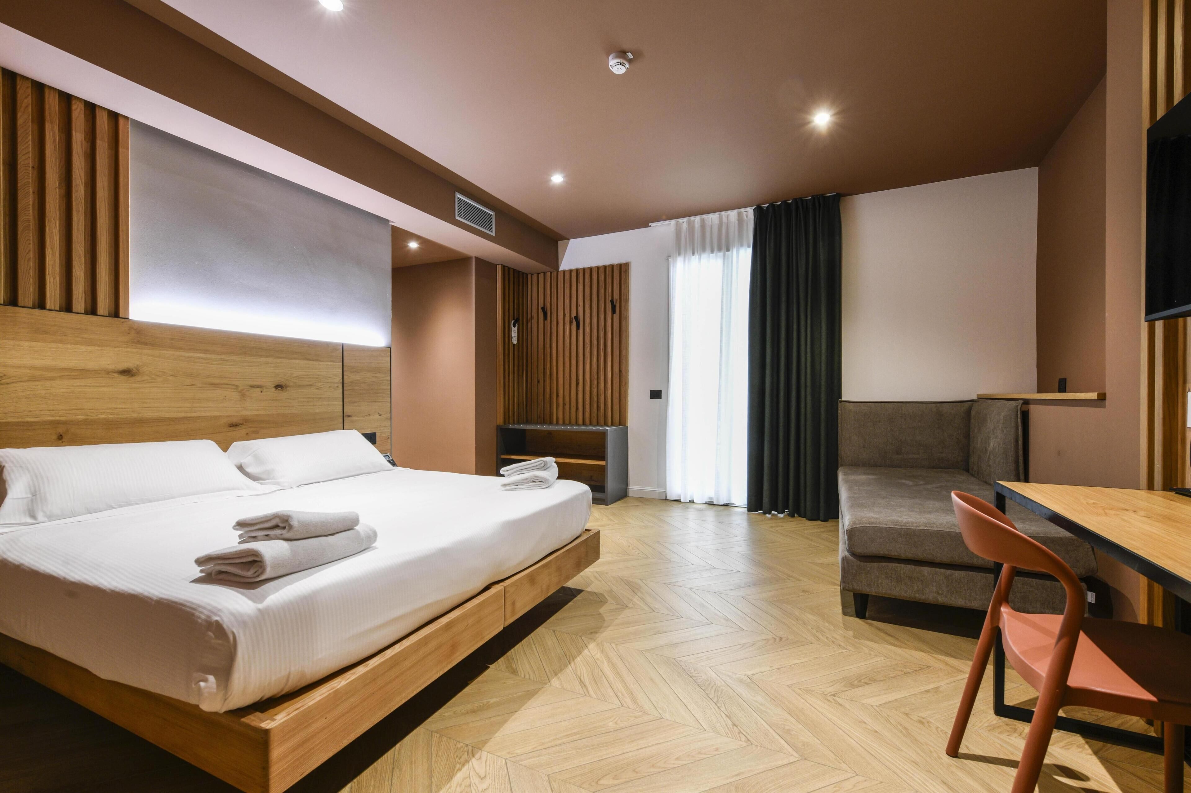 Comfort-Zimmer, Mehrere Betten, Nichtraucher, Terrasse (2 queen and 1 single bed) | Allergikerbettwaren, Daunenbettdecken, Betten mit Memory-Foam-Matratzen