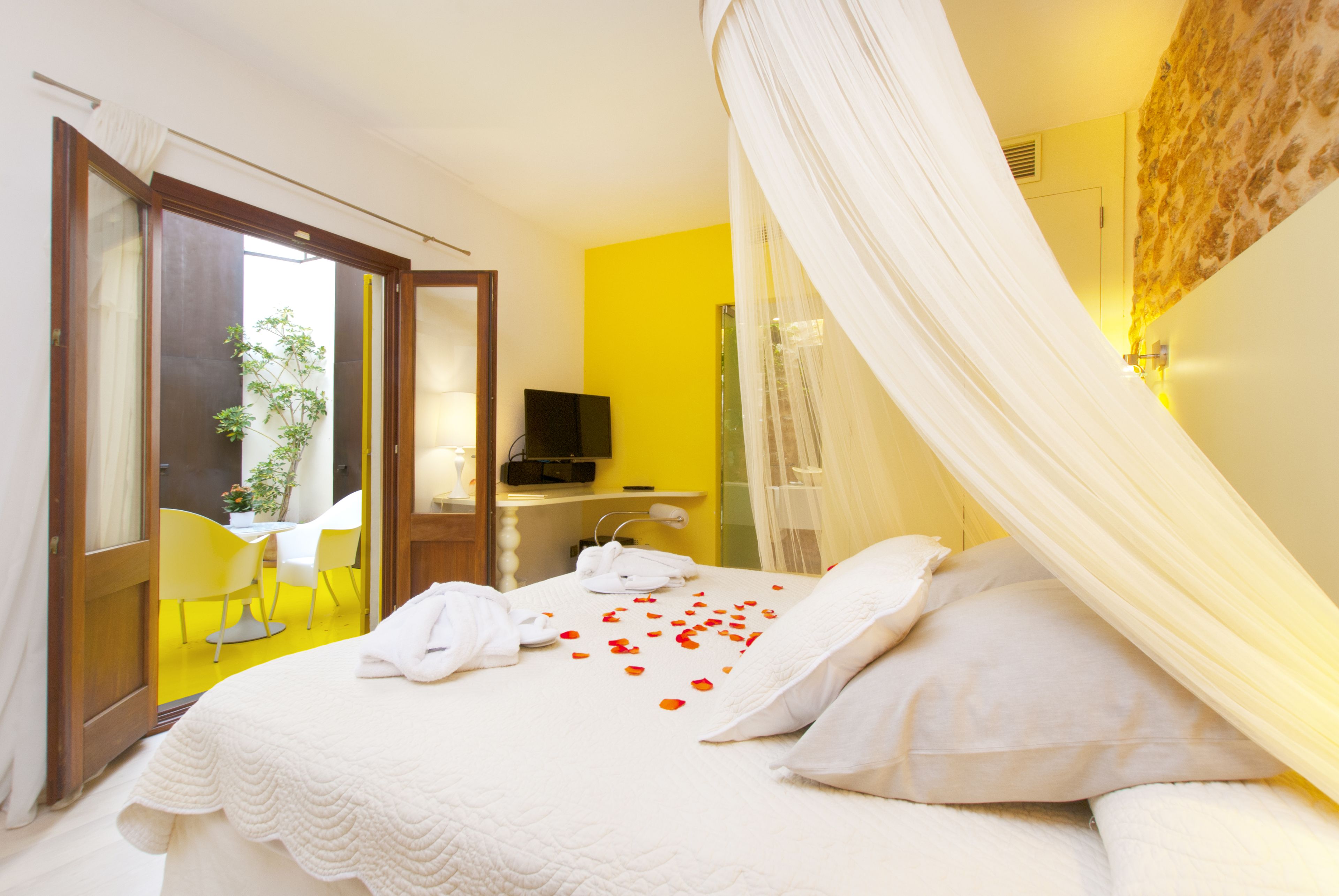 Superior Room, City View, Courtyard Area (Alguer-Pollentia-Estambul) | 1 bedroom, Egyptian cotton sheets, hypo-allergenic bedding