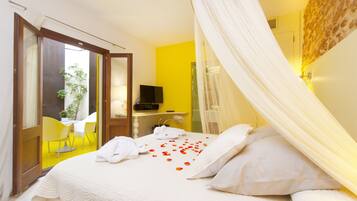 Habitación superior, vista a la ciudad, en el área del patio (Alguer-Pollentia-Estambul) | 1 habitación, sábanas de algodón egipcio y ropa de cama hipoalergénica