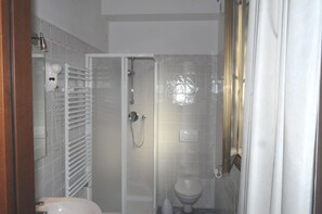 Shower, rainfall showerhead, free toiletries, hair dryer