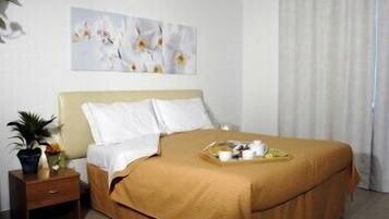 Schreibtisch, Verdunkelungsvorhänge, Bügeleisen/Bügelbrett