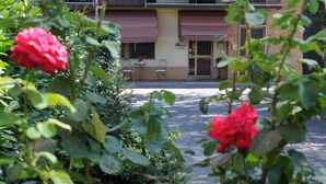 A building with a red awning, a door, and a window. - Marinetta Bed & Breakfast (Signa)