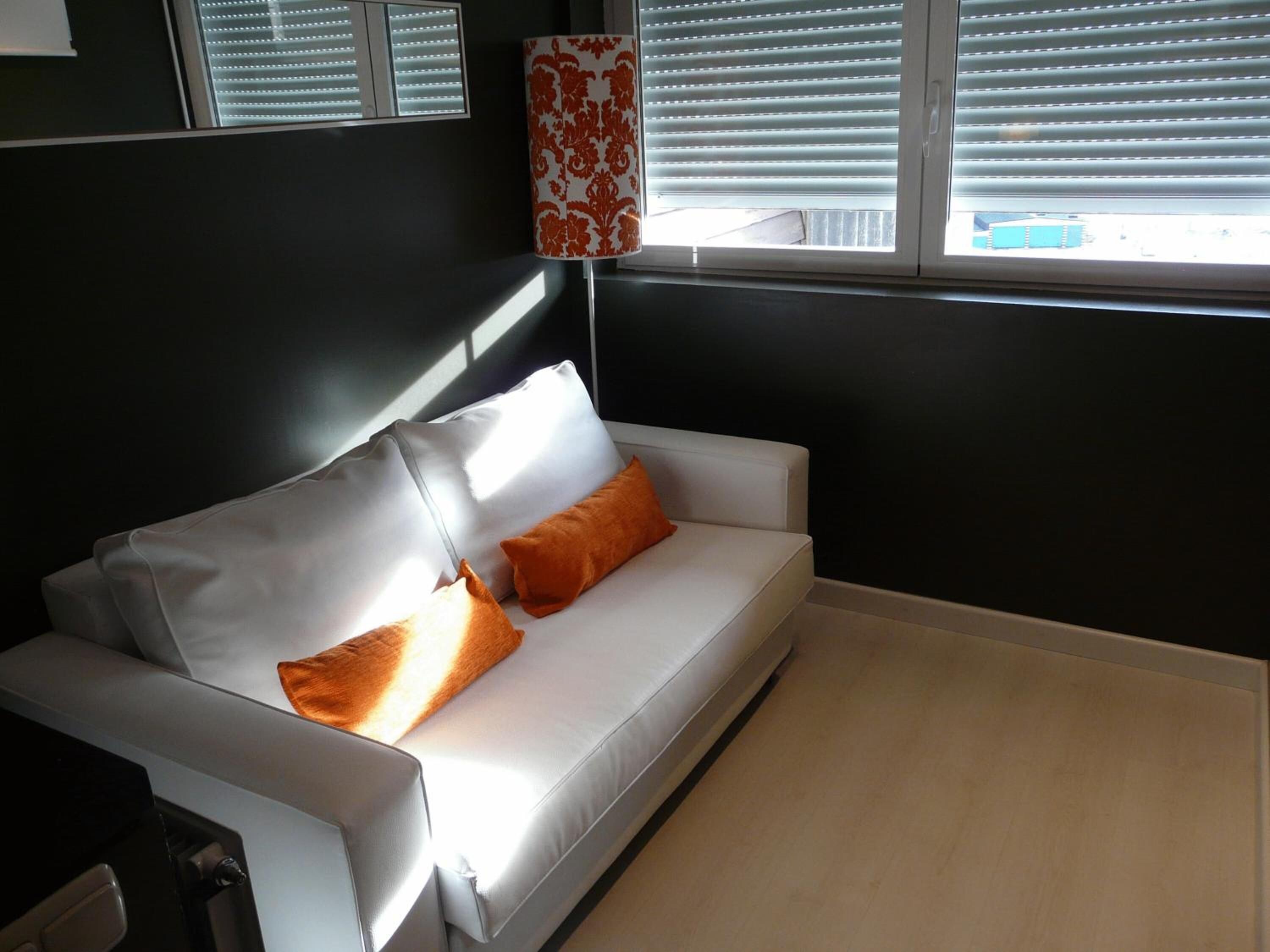 32-inch flat-screen tv with digital channels, tv