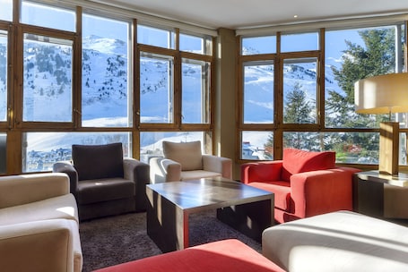 Televisión de pantalla plana de 32 pulgadas con canales digitales. Hotel Tobazo