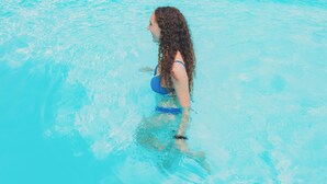 Eine Person im Schwimmbecken.