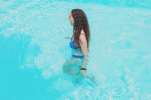 Piscina externa, guarda-sóis, espreguiçadeiras