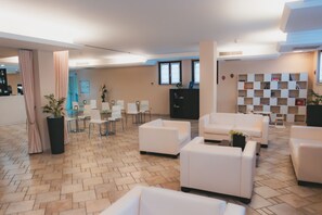 Área de estar no saguão