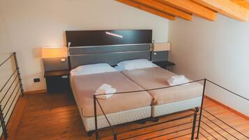 Une chambre à coucher avec un lit, des lampes de chevet et un plafond en bois.