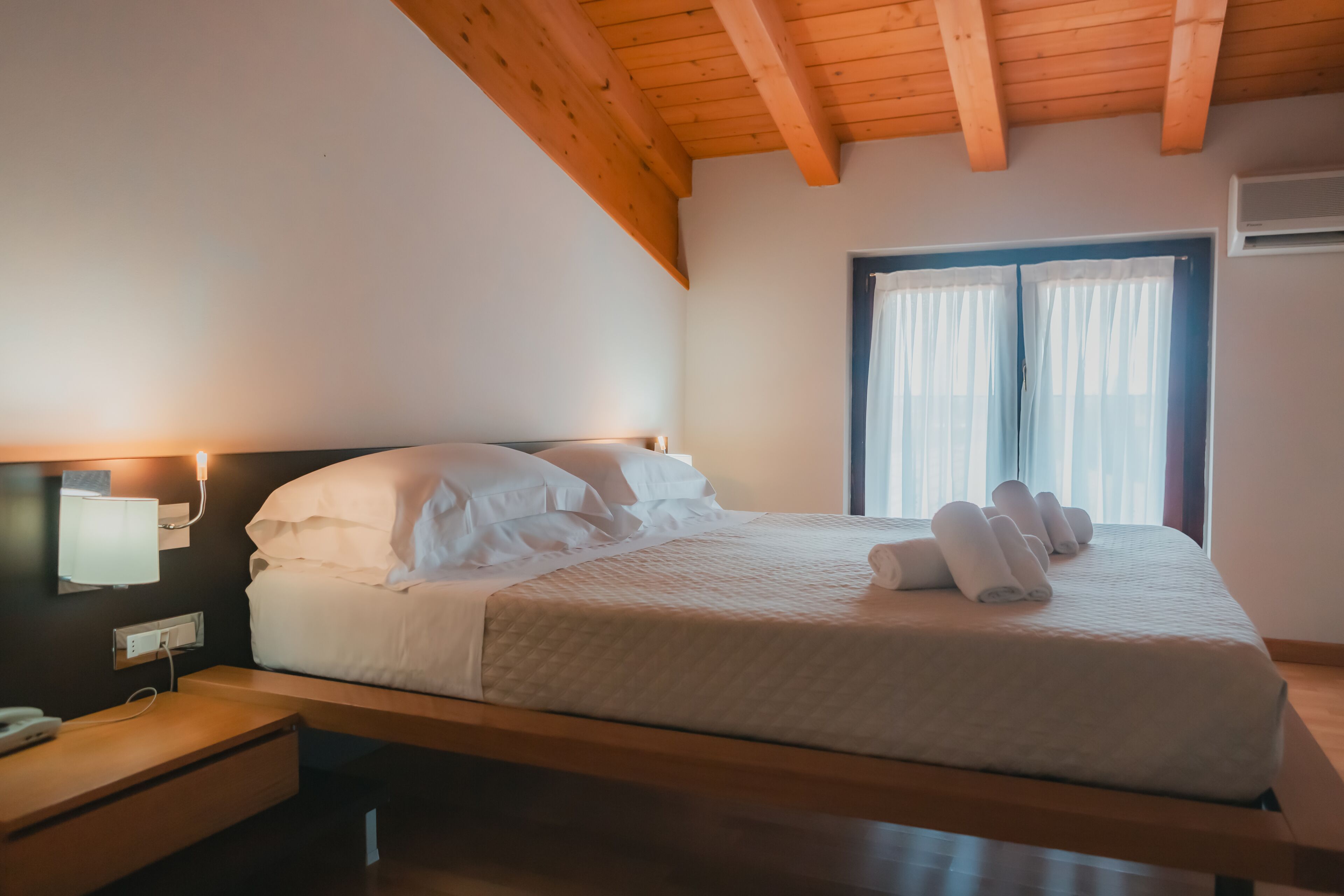 classic double room | 1 bedroom, minibar, in-room safe, desk