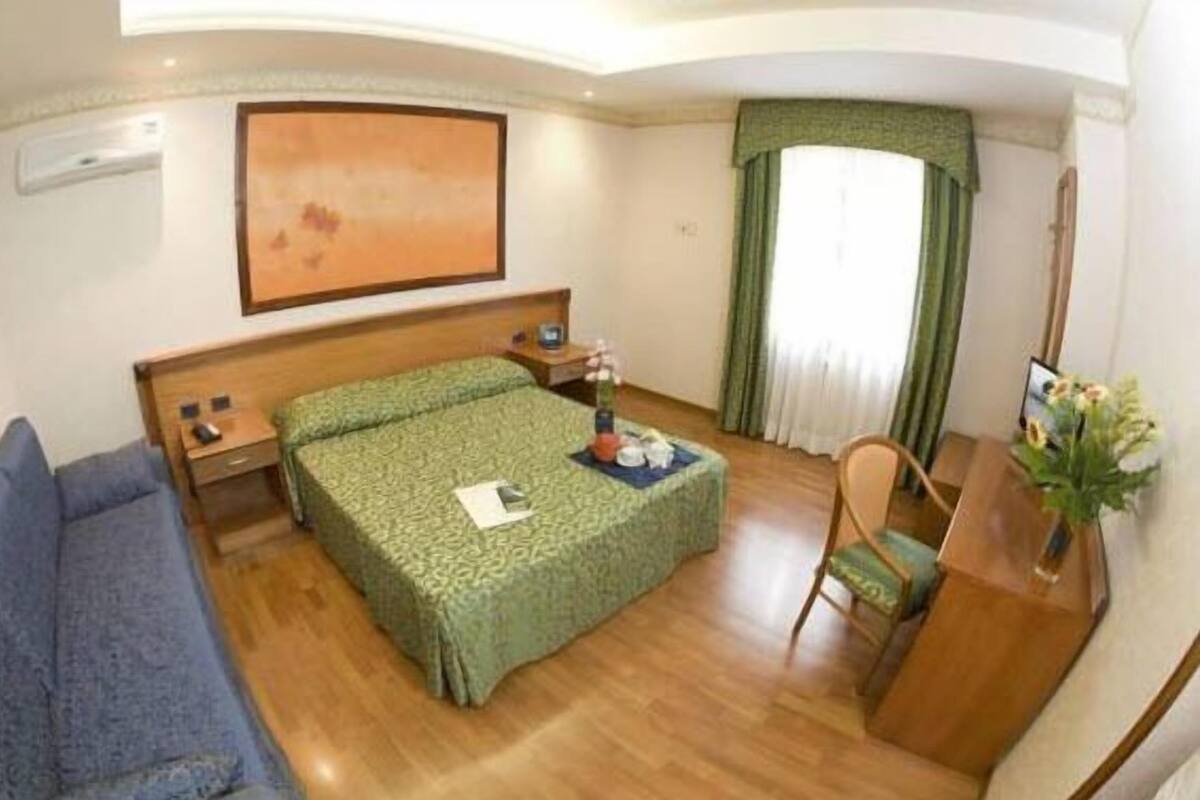 Ropa de cama de alta calidad y caja de seguridad en la habitación