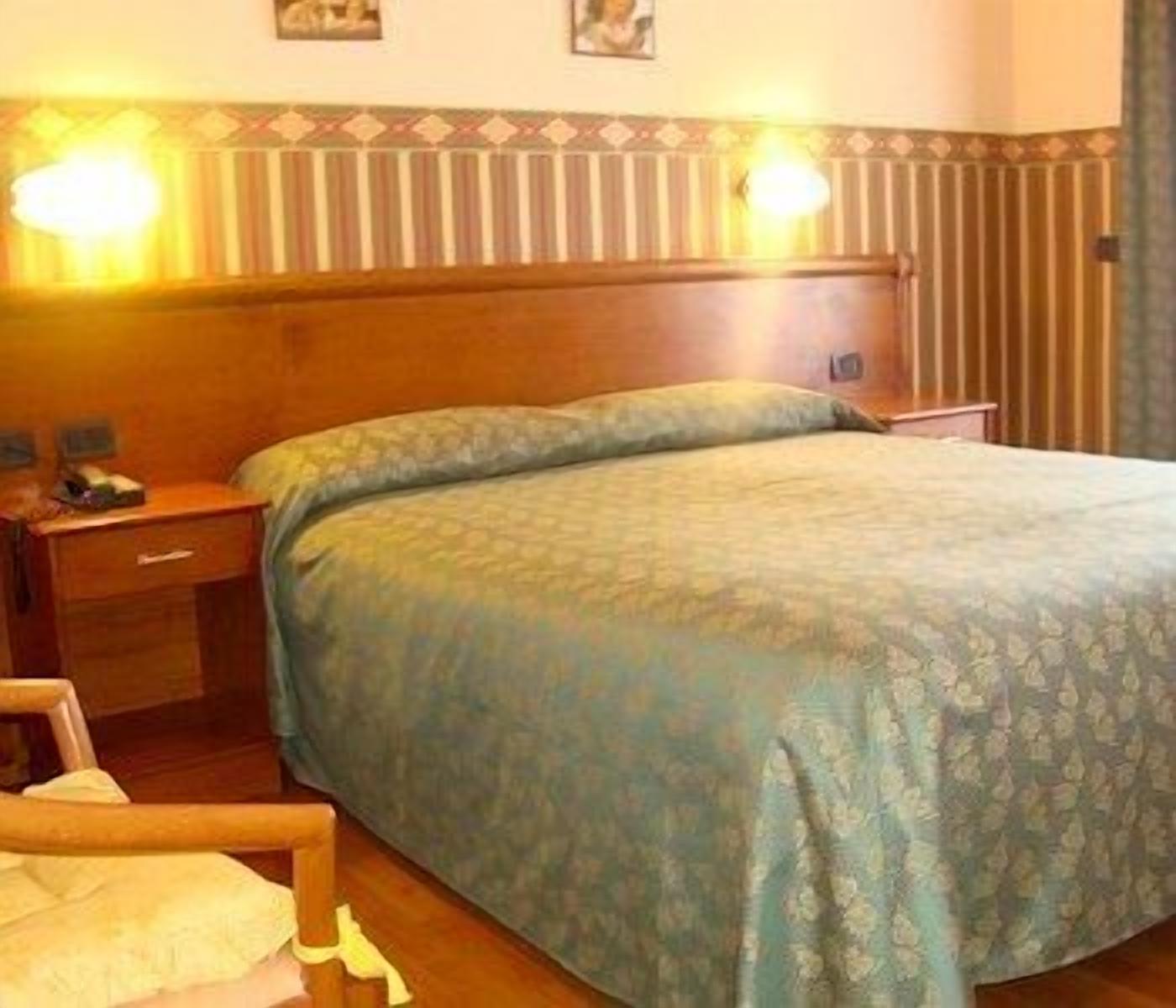 economy double room | premium bedding, in-room safe, desk, free wifi