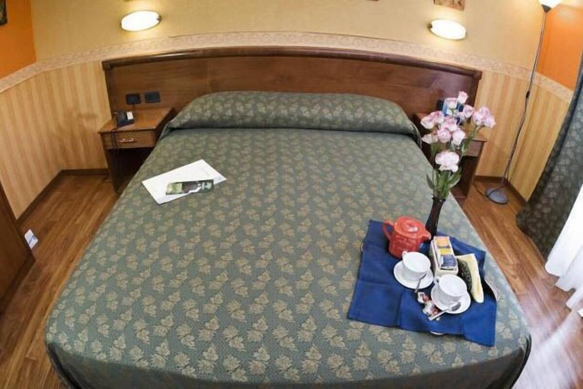Ropa de cama de alta calidad y caja de seguridad en la habitación