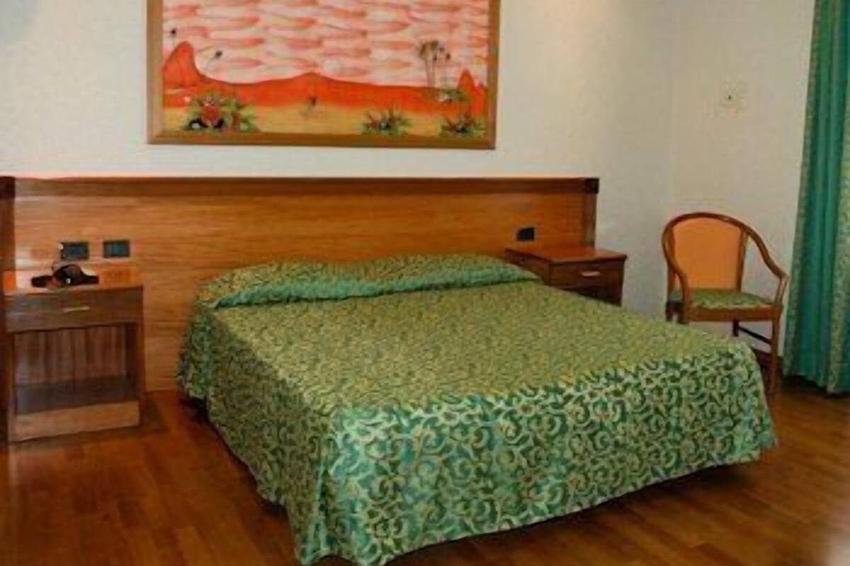 Habitación triple | Ropa de cama de alta calidad y caja de seguridad en la habitación