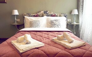 Romantische tweepersoonskamer | Individueel gedecoreerd, individueel gemeubileerd, gratis wifi