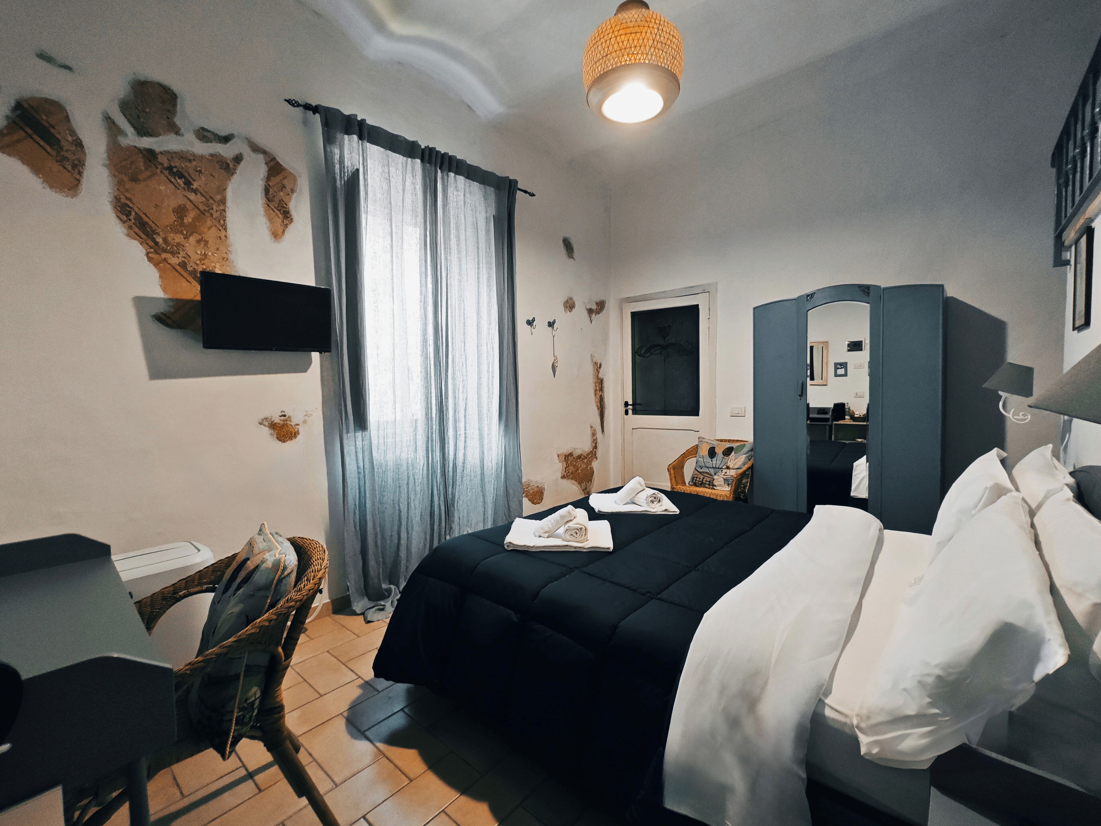 Habitación triple | Decoración personalizada, muebles diferentes y wifi gratis 