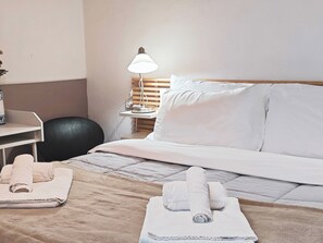 Familieværelse til 4 personer - balkon - udsigt til have | Individuelt design, individuel indretning, gratis Wi-Fi, sengetøj