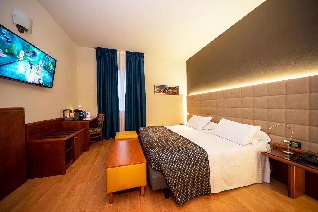 comfort double or twin room | in-room safe, desk, free wifi, bed sheets