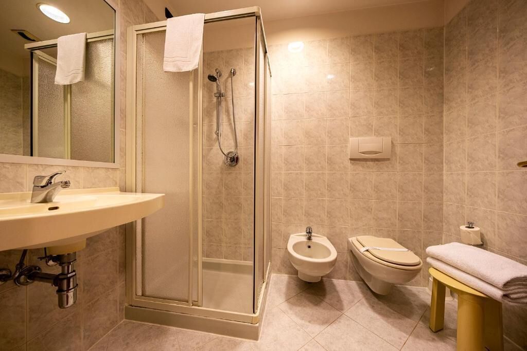 shower, free toiletries, hair dryer, bidet