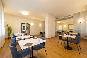 Colazione a buffet, servita tutte le mattine (8.00 EUR a persona)