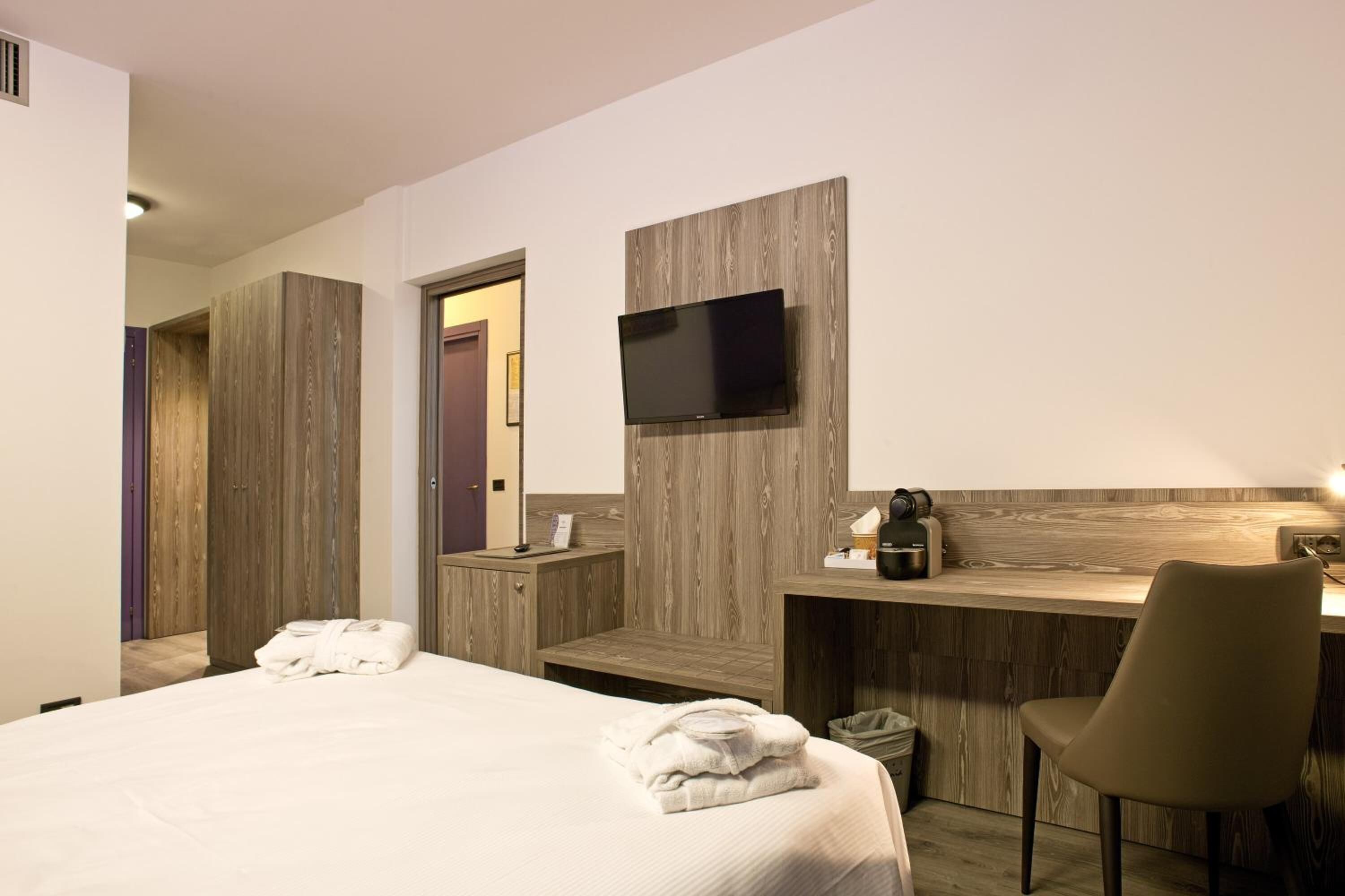 in-room safe, desk, free wifi, bed sheets