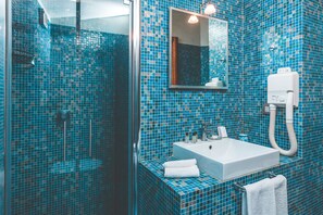 Villa de lujo | Baño | Regadera, amenidades de baño gratuitas, secadora de cabello, toallas 